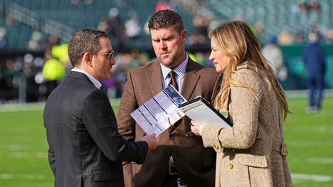 Tennessee Titans-GM Jon Robinson (m.) im Gespräch mit Eagles-GM Howie Roseman und NFL-Reporterin Erin Andrews