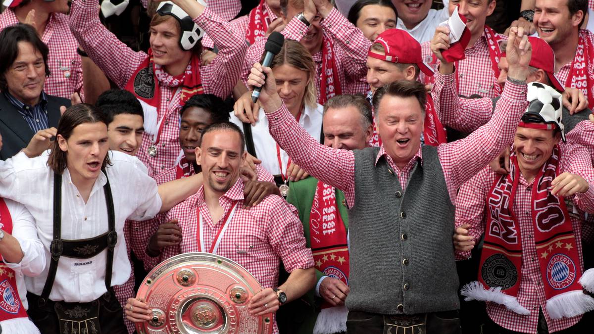 LOUIS VAN GAAL: Anschließend trat van Gaal den Job an. Zunächst mit großem Erfolg. Vom Rathausbalkon verkündete der Niederländer bei der Doublefeier 2010 den Großangriff auf Europa