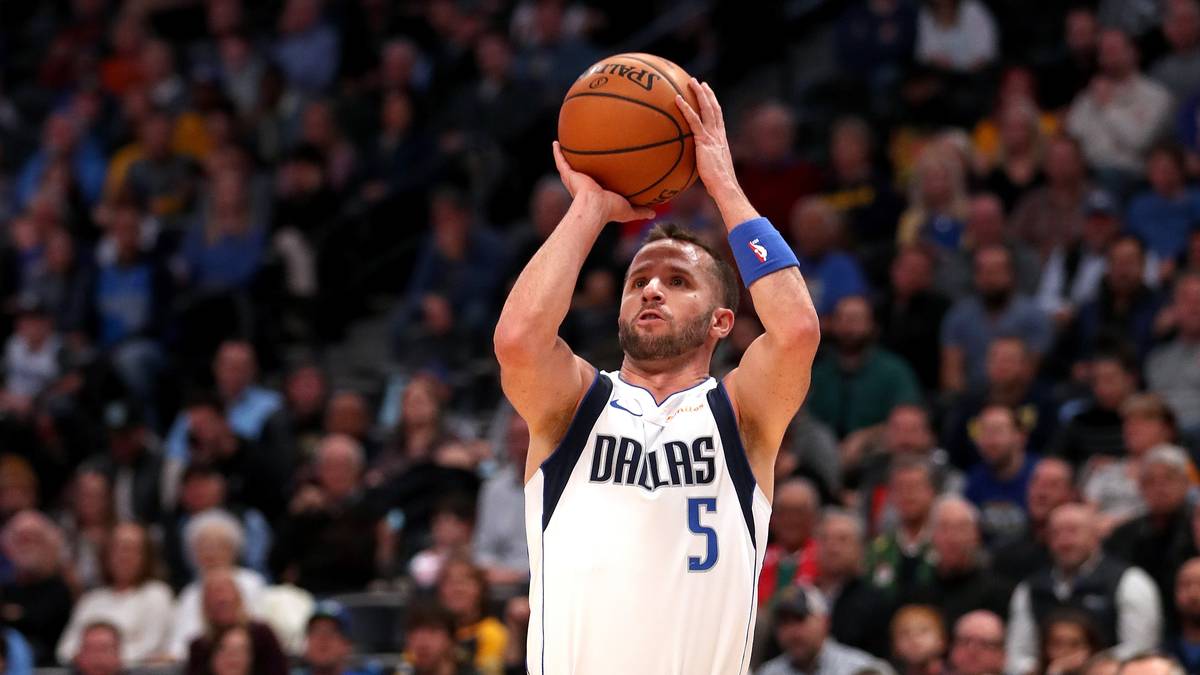 J.J. BAREA: Der Puerto-Ricaner ist nach Nowitzkis Karriereende der letzte Bestandteil des Meisterteams von 2011. Mit seinen 35 Jahren soll er vorrangig seine Erfahrungen an die jungen Mavs-Akteure weitergeben und gelegentlich offensive Akzente setzen