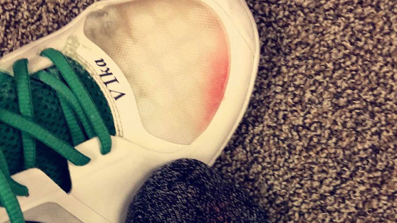 Asarenka zeigt blutigen Schuh