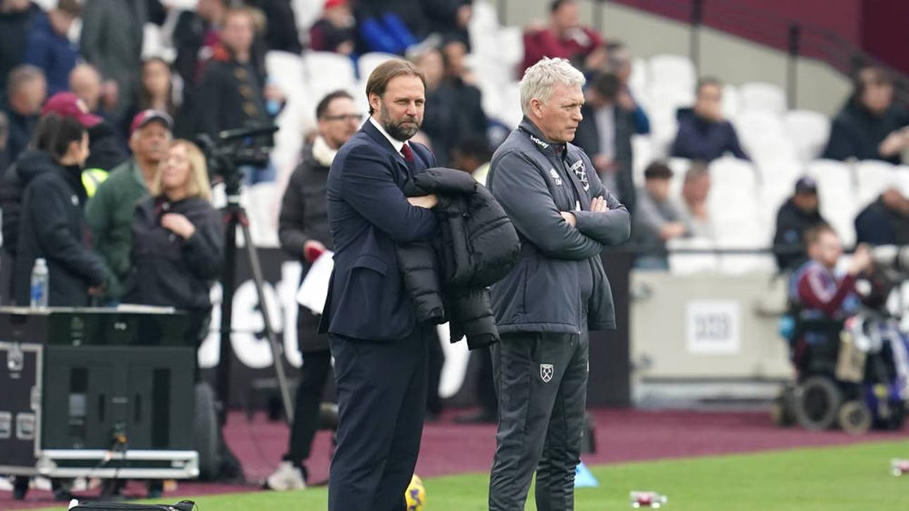 Tim Steidten (l.) mit Trainer David Moyes (r.) an der Seitenlinie von West Ham