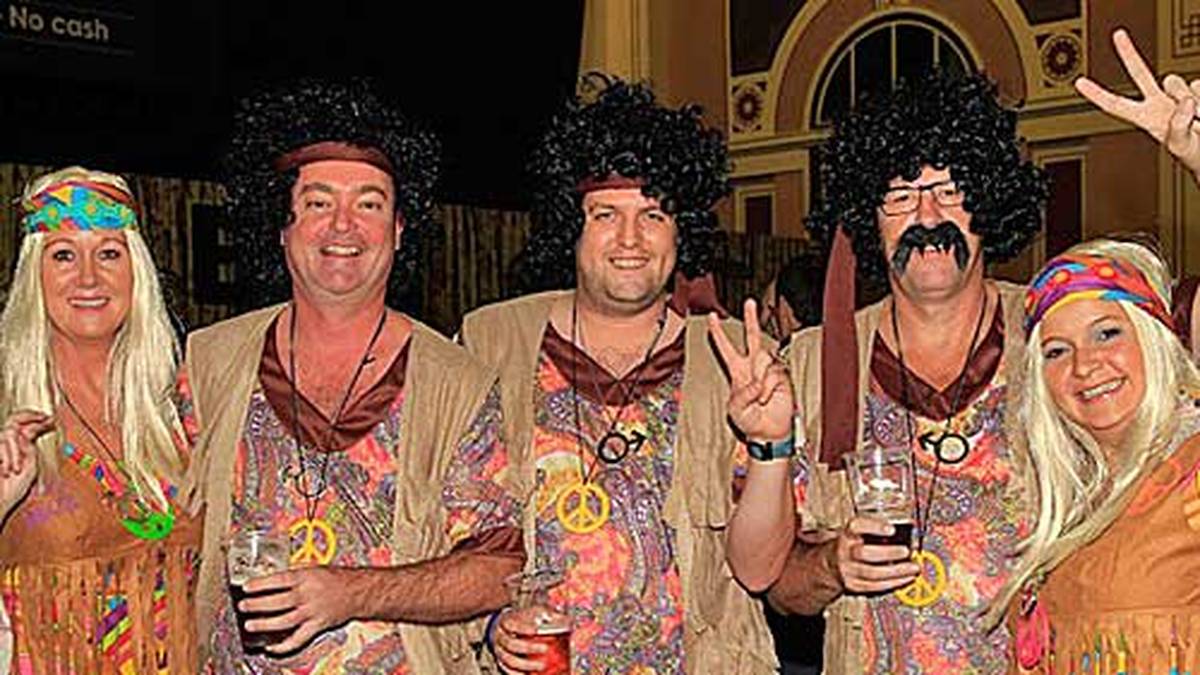 Ein paar Fans haben sich als Hippies verkleidet. Die Fans überraschen immer wieder neue Ideen