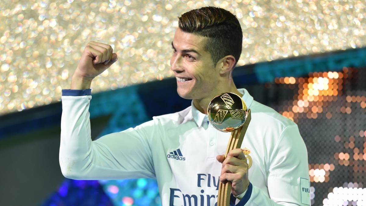 2016: CRISTIANO RONALDO (Portugal/Real Madrid): Mit diesem Sieg zieht Ronaldo durch den dritten Titelgewinn mit Lionel Messi gleich. Mit Real Madrid gewinnt er die Champions League und holt mit Portugal den EM-Titel. Bei der Wahl setzt er sich gegen Antoine Griezmann von Atletico Madrid und seinen Mannschaftskollegen Gareth Bale durch