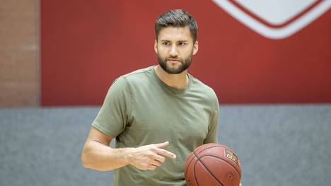 Maxi Klebers Laufbahn bei den Dallas Mavericks geht weiter. Der Power Forward verlängert seinen im kommenden Jahr auslaufenden Vertrag um drei Jahre. Dafür wird er stattlich entlohnt.