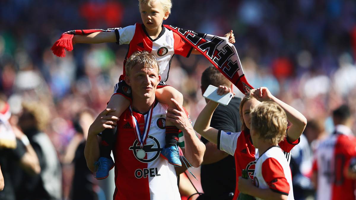 DIRK KUYT: Auch Feyenoord Rotterdam stellte einen Rückkehrer spektakulär vor. Dirk Kuyt kam 2015 in einem weiß-roten Helikopter in das Stadion geflogen, landete mitten auf dem Spielfeld und ließ sich von den Fans feiern