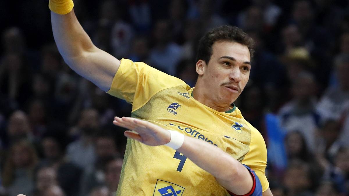 Die Franzosen machen Brasilien (im Bild: Joao Pedro da Silva) von Beginn an klar, wer der Herr in der eigenen Halle ist