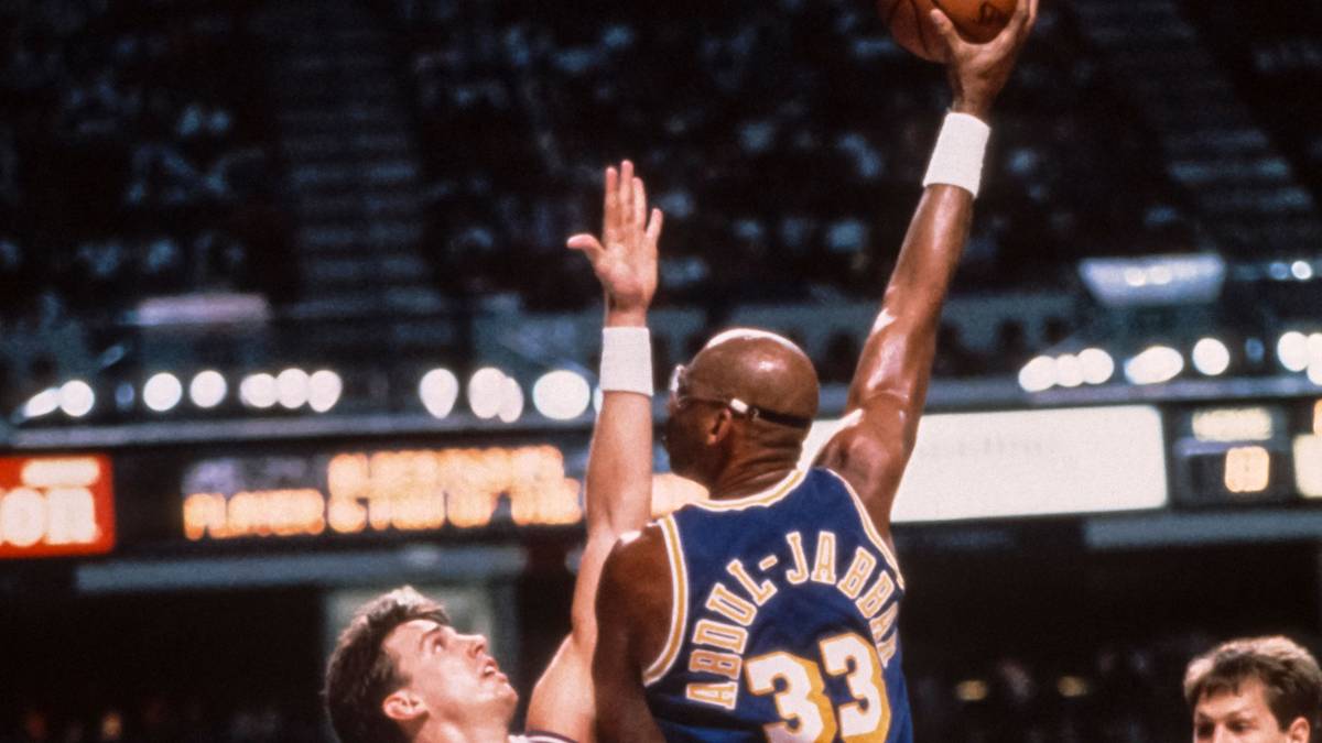 Er wurde "Skyhook" getauft, weil Abdul-Jabbar seinen ganzen Körper in die Bewegung einbezieht und nicht nur den Arm. Somit erreichte er eine ganz andere Höhe und war praktisch unmöglich zu blocken