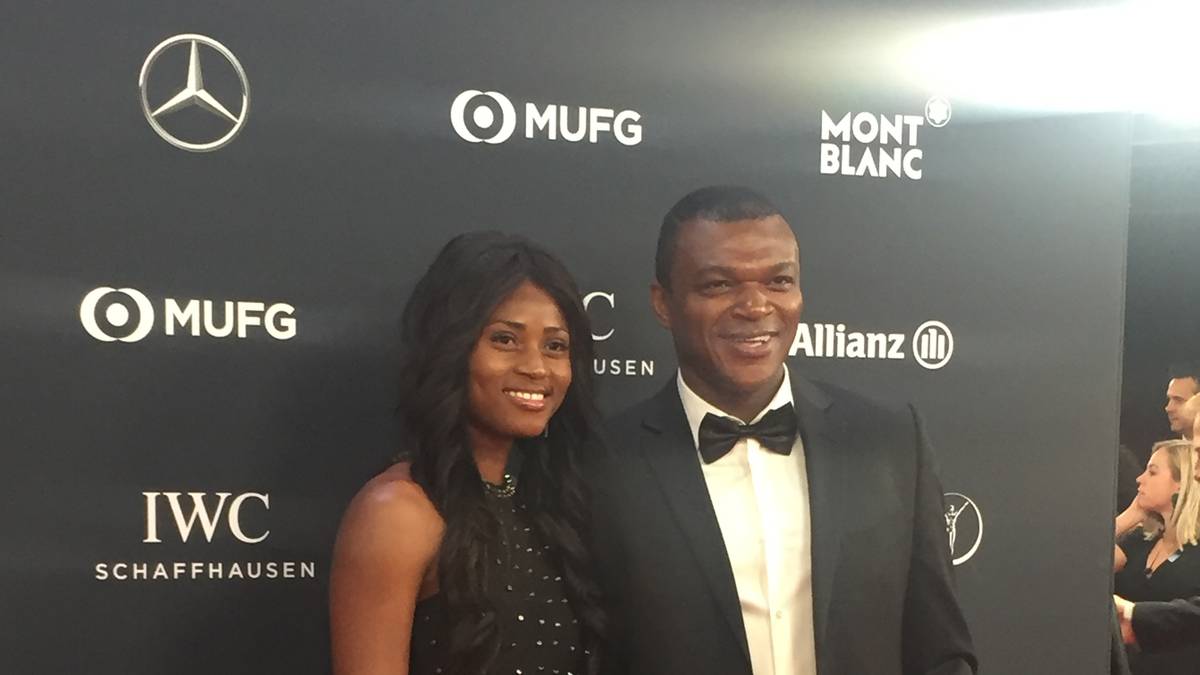 Marcel Desailly tut es Puyol gleich und strahlt mit seiner Frau Virginie um die Wette