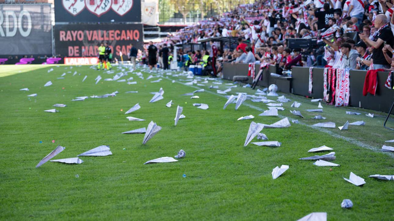 Das Spielfeld war nach einer Protestaktion der Rayo-Fans mit Papierfliegern übersät