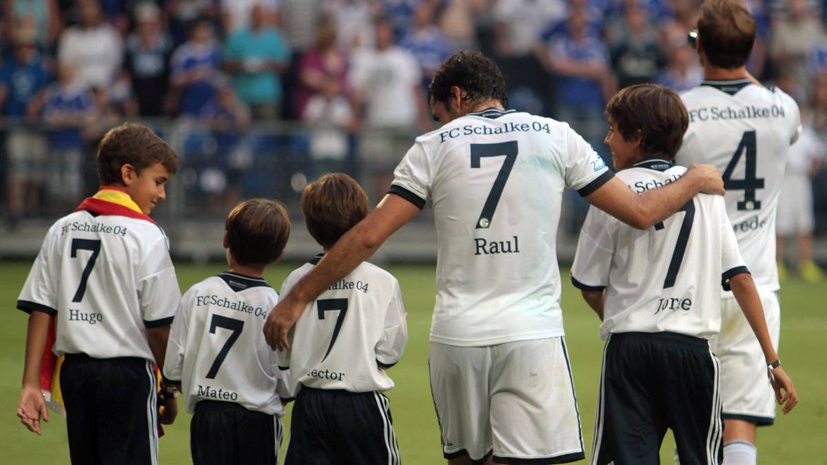 RAÚL: Die Verpflichtung des 33 Jahre alten Senor Raúl 2010 gilt als Riesen-Coup. Felix Magath überzeugte die Real-Ikone von einem Wechsel. Zwei Jahre dauerte das Intermezzo, von Schalkes Fans vergöttert 