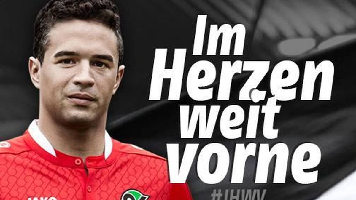 Manuel Schmiedebach präsentiert das neue Heim-Trikot von Hannover 96. Die Optik ist in einem traditionellen Rot gewählt, verziert mit Muster