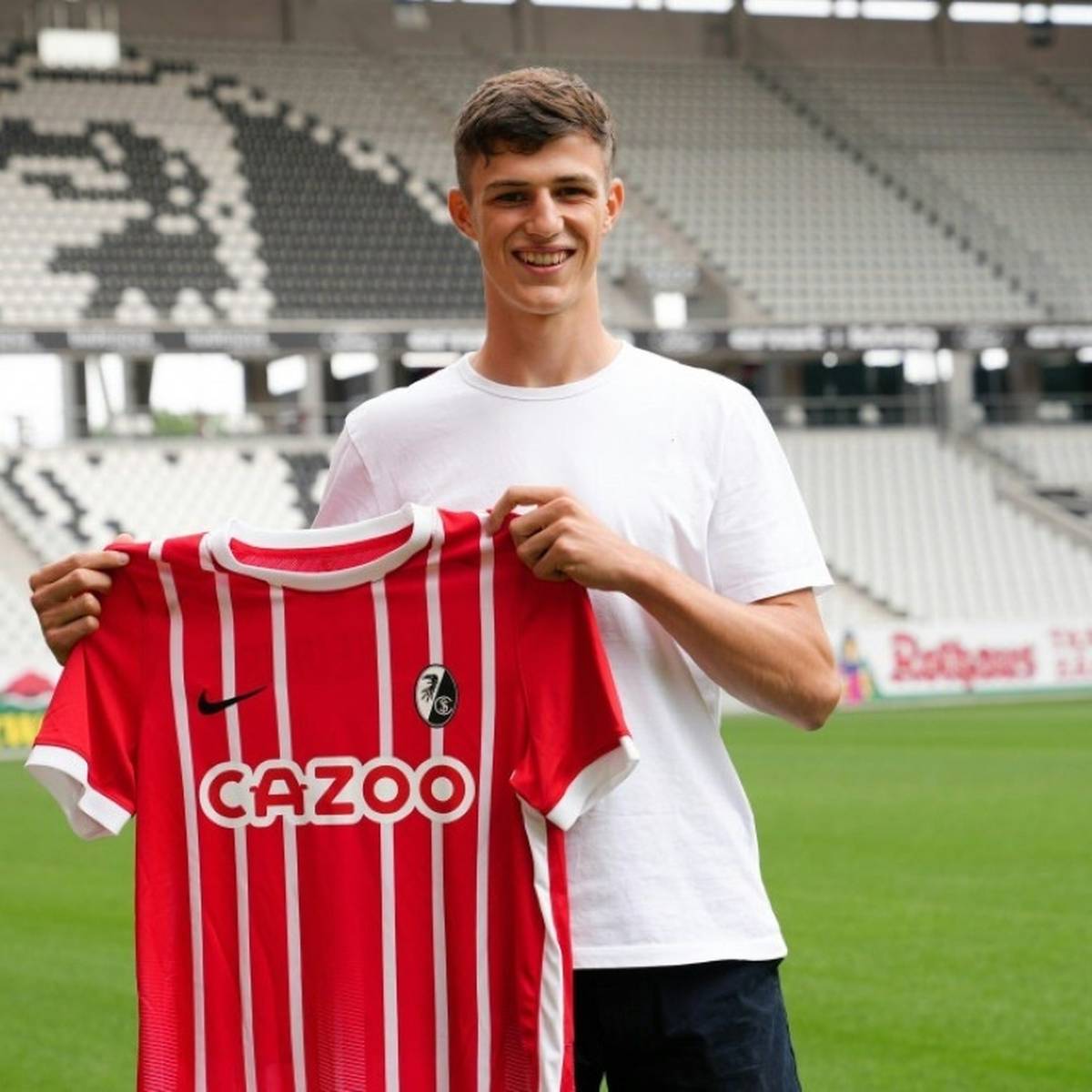 Fußball-Bundesligist SC Freiburg hat den deutschen U20-Nationalspieler Merlin Röhl verpflichtet.