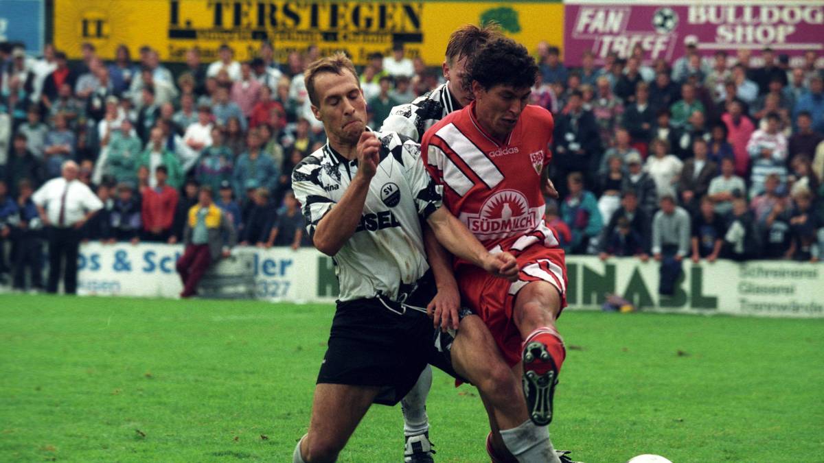 Was für ein Spiel! In der ersten Pokalrunde! 1995/1996 hat das Los dem VfB Stuttgart eine recht kurze Anreise beschert. Es geht in den beschaulichen Hardtwald nach Sandhausen, doch beschaulich ist es da nicht mehr. Mit sage und schreibe 13:12 nach Elfmeterschießen gewinnen die Sandhäuser - damals in der Regionalliga - gegen den Bundesligisten