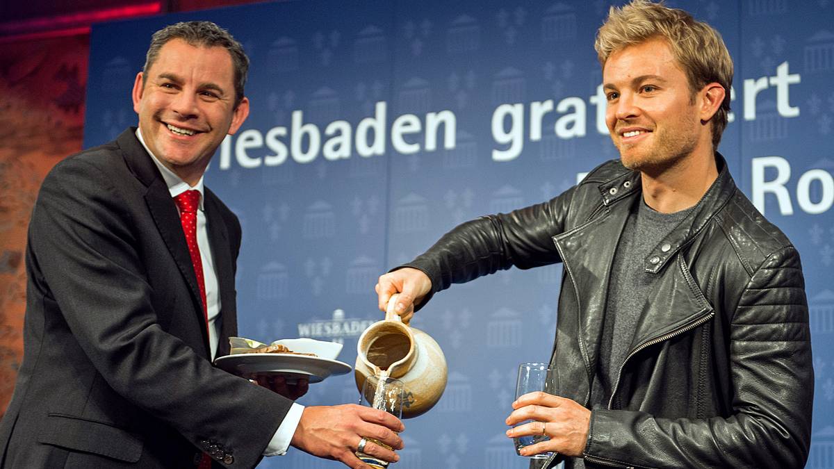 Nico Rosberg schenkte Oberbürgermeister Sven Gerich (SPD) Apfelwein ein