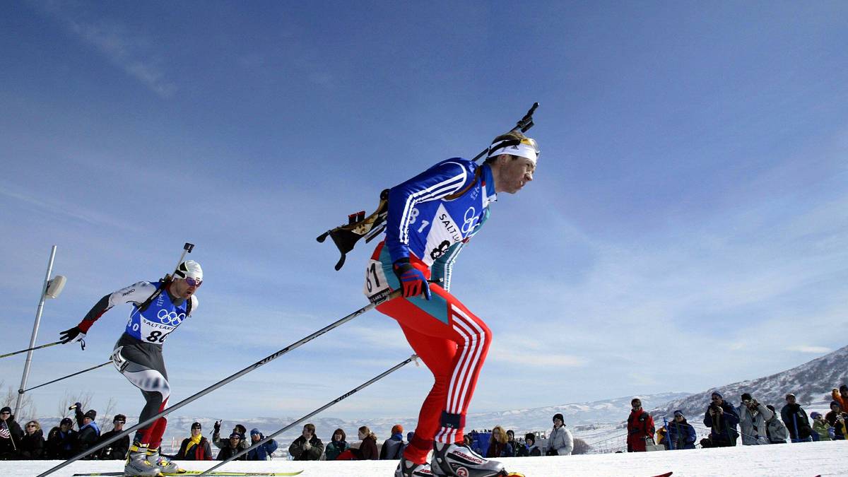 OLE EINAR BJÖRNDALEN: Der Norweger war über viele Jahre das, was später Martin Fourcade werden sollte. Er ist mit der Gesamtzahl der Medaillen und Titeln sowohl bei den Weltmeisterschaften als auch bei Olympia erfolgreichster Biathlet. Bei den Spielen 2002 konnte Björndalen alle vier Biathlon-Wettbewerbe für sich entscheiden. 2018 sagte er schweren Herzens Lebewohl zum aktiven Sport