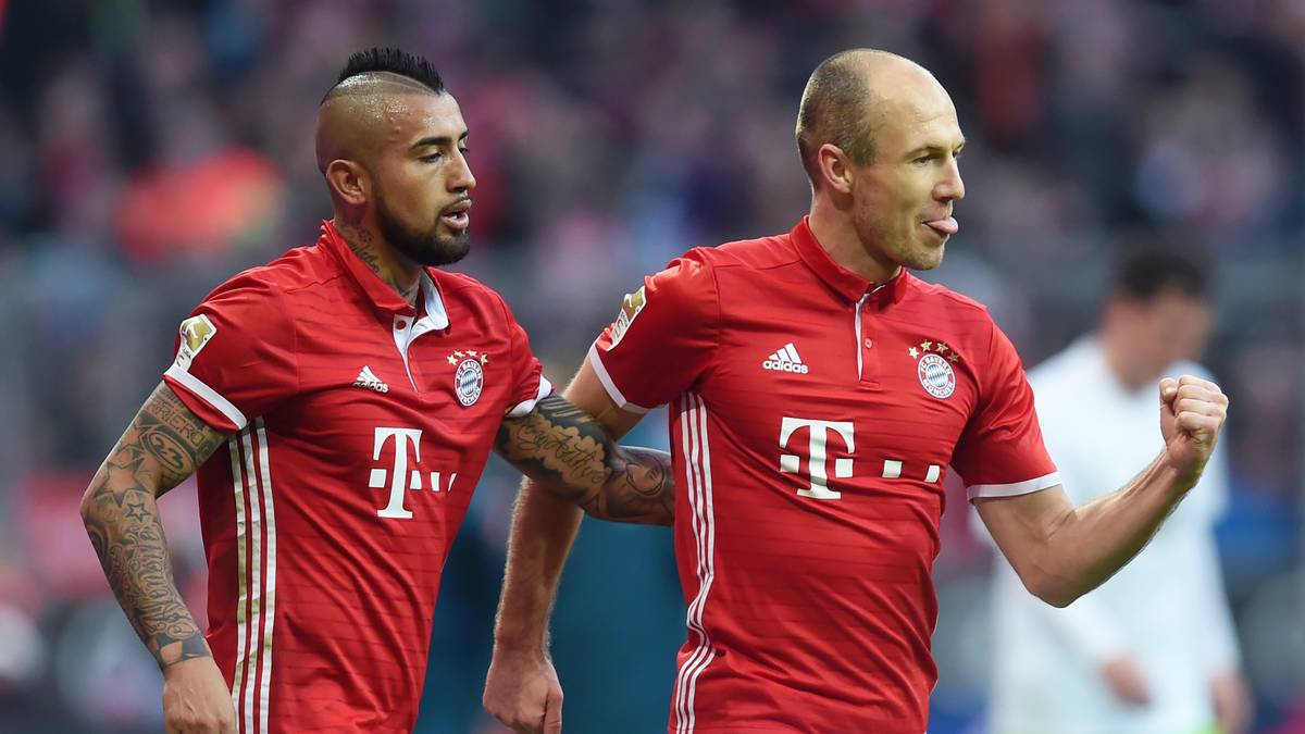 Bizeps aufgepumpt, Zunge raus: Arjen Robben bejubelt seine 1:0-Führung gegen Wolfsburg, wird von Teamkollege Arturo Vidal für seinen feinen Schlenzer beglückwünscht. Robbens alter Trick funktioniert noch immer gut