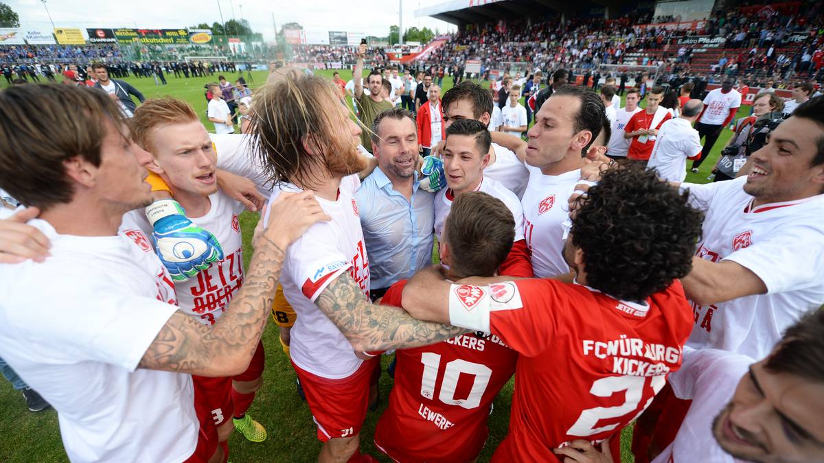 Ein Jahr später gelang den Würzburgern mit Hollerbach sogar der Durchmarsch in die 2. Bundesliga. Einer eindrucksvollen Hinserie folgte der Einbruch im Frühjahr. Würzburg musste wieder runter, Hollerbach trat zurück 