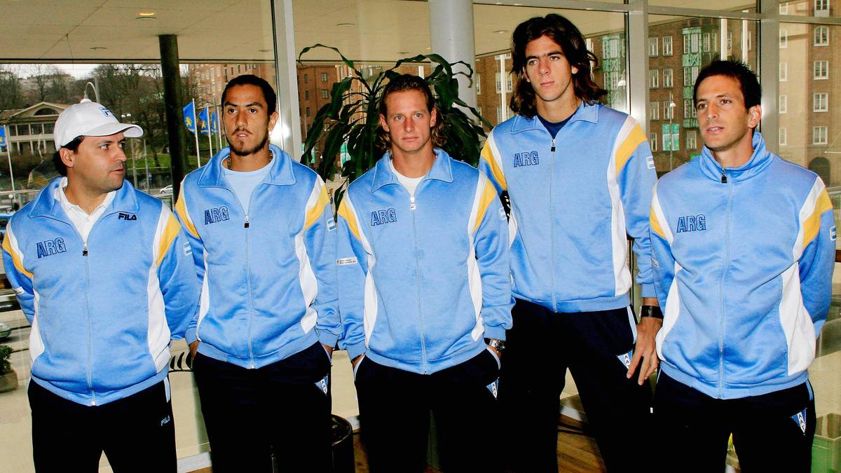 Als Belohnung für seine guten Leistungen darf del Potro (z.v.r.) im Februar 2007, nach nur einem Profi-Jahr, gemeinsam mit Alberto Mancini, Guillermo Canas, David Nalbandian und Sebastian Prieto (v.l.n.r.) erstmals für Argentinien in einem Davis-Cup-Spiel aufschlagen