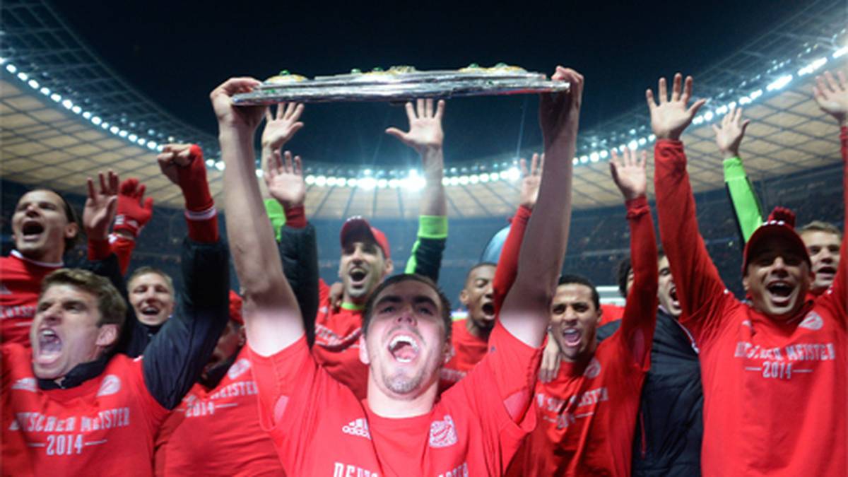 Als Kapitän unter Pep Gaurdiola wird Philipp Lahm mit Bayern München in der Saison 2013/14 schnellster Deutscher Meister aller Zeiten. Schon am 27. Spieltag nimmt der FCB-Spielführer in Berlin die Schale entgegen