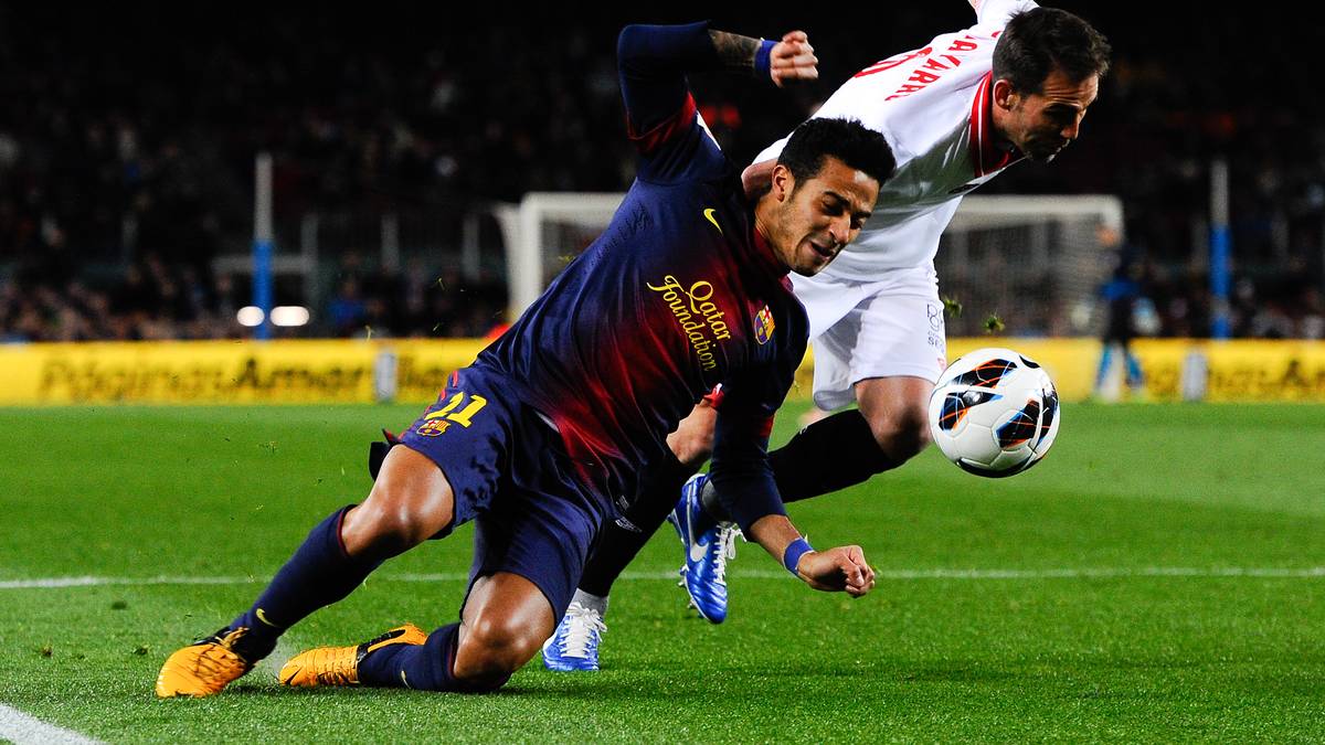 Schon in seiner Zeit beim FC Barcelona werfen Thiago immer wieder Verletzungen zurück. Seine größte Schwachstelle: das Knie. Sein Debüt ermöglicht ihm Pep Guardiola im Mai 2009. Vier Monate später bremsen den damals 18-Jährigen Knieprobleme für 59 Tage aus