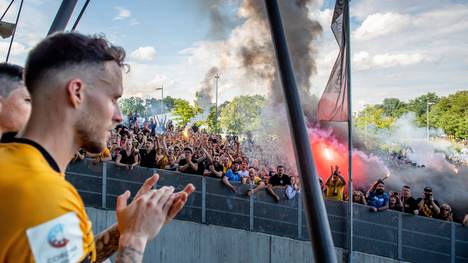Tausende Fans feiern Dynamo Dresden trotz des Abstiegs