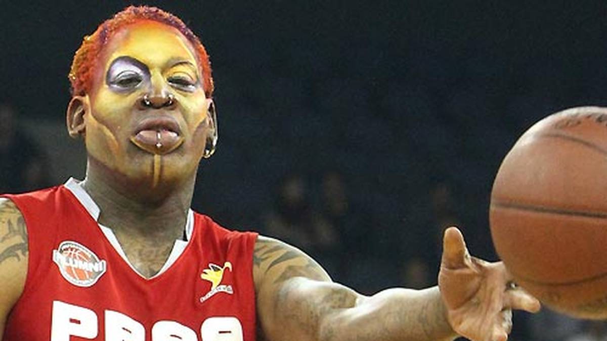 Enfant terrible, Frauenheld, Skandalnudel, Charismatiker und NBA-Legende: Dennis Rodman sorgt einmal mehr für großes Aufsehen. Der ehemalige NBA-Star begibt sich in eine Entzugsklinik. Die Gründe sind laut Angaben seines Agenten Darren Prince die jahrelange Alkoholsucht sowie seine ständigen Ausraster. SPORT1 blickt zurück auf eine ebenso schillernde wie erfolgreiche  Karriere