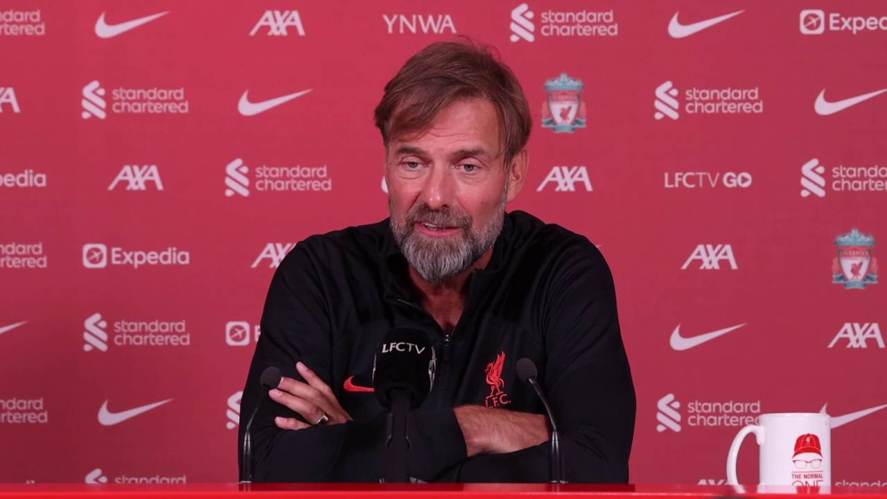 Flaschenwurf auf Klopp