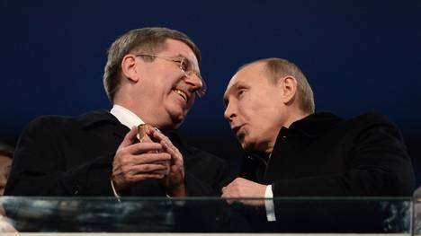 Thomas Bach (l.) und Wladimir Putin zelebrierten bei Olympia 2014 in Sotschi noch ihr gutes Verhältnis