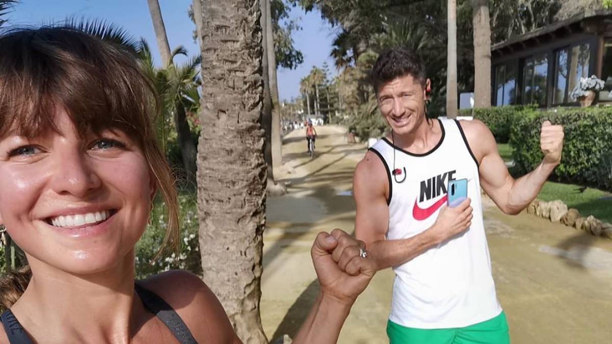 Robert Lewandowski ist auch im Urlaub sportlich unterwegs. Mit seiner Frau Anna genießt er die freie Zeit bei einem entspannten Lauf. "Run, run, run", schreibt Anna unter das Bild. SPORT1 präsentiert die Urlaubsschnappschüsse der Fußball-Stars