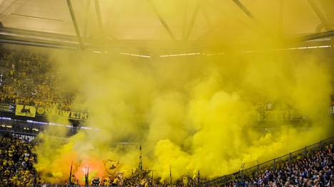 Vor dem Revierderby Schalke 04 gegen BVB steigt gelber Qualm aus dem Gästeblock der Veltins-Arena auf