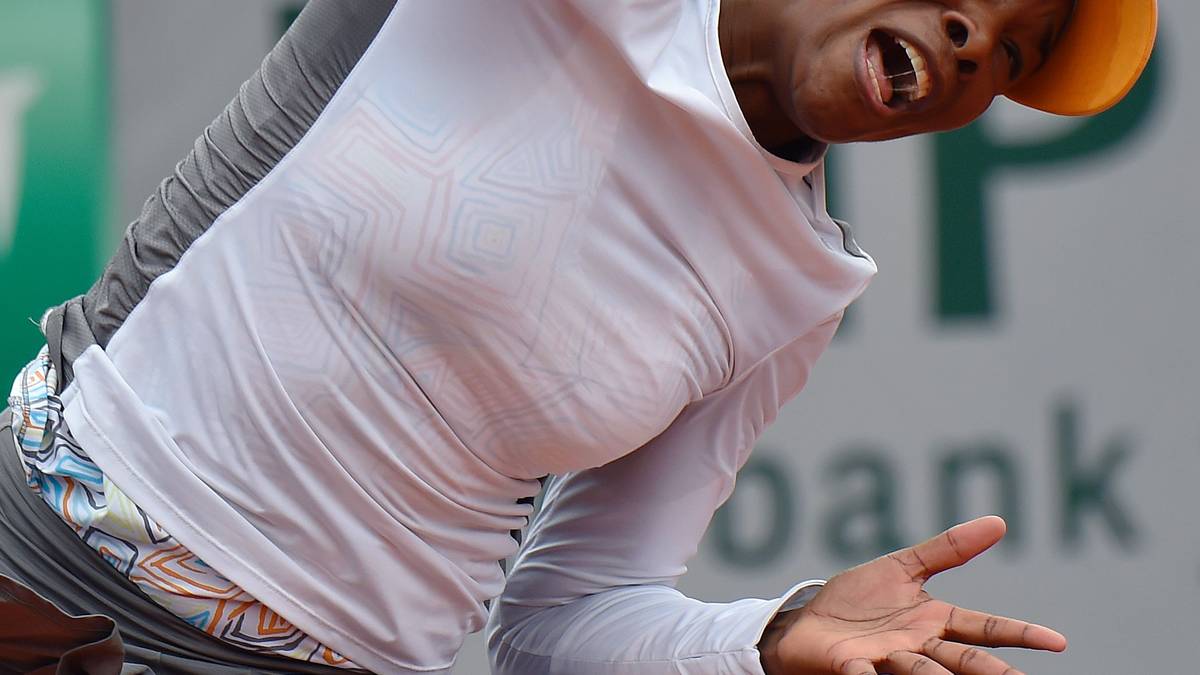 Venus Williams blickt bei ihrem Aufschlag verängstigt in Richtung des Balls. Fast könnte man meinen, sie wolle mit ihrem Schläger ein bedrohliches Insekt in die Flucht schlagen 