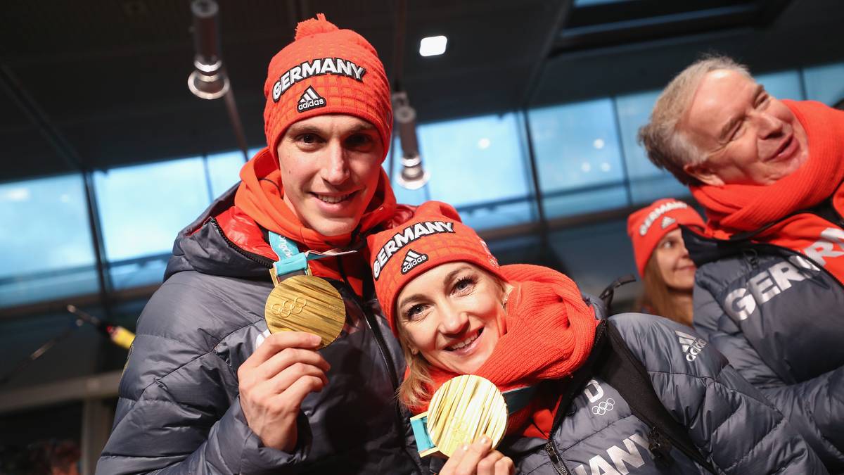 Auch Aljona Savchenko und Bruno Massot (links) haben Gold im Gepäck - genauer gesagt das erste deutsche Paarlauf-Gold seit 66 Jahren