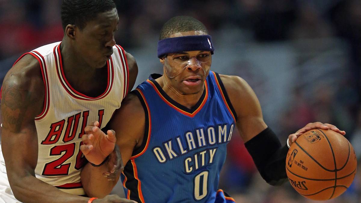 Auf dem Feld geht es weniger herzlich zu... Oklahoma Citys Russell Westbrook muss sich gegen Chicagos harte Defense wehren, Tony Snell ist nur einer der hartknäckigen Gegenspieler. Trotzdem reicht es für Westbrook zu 43 Punkten