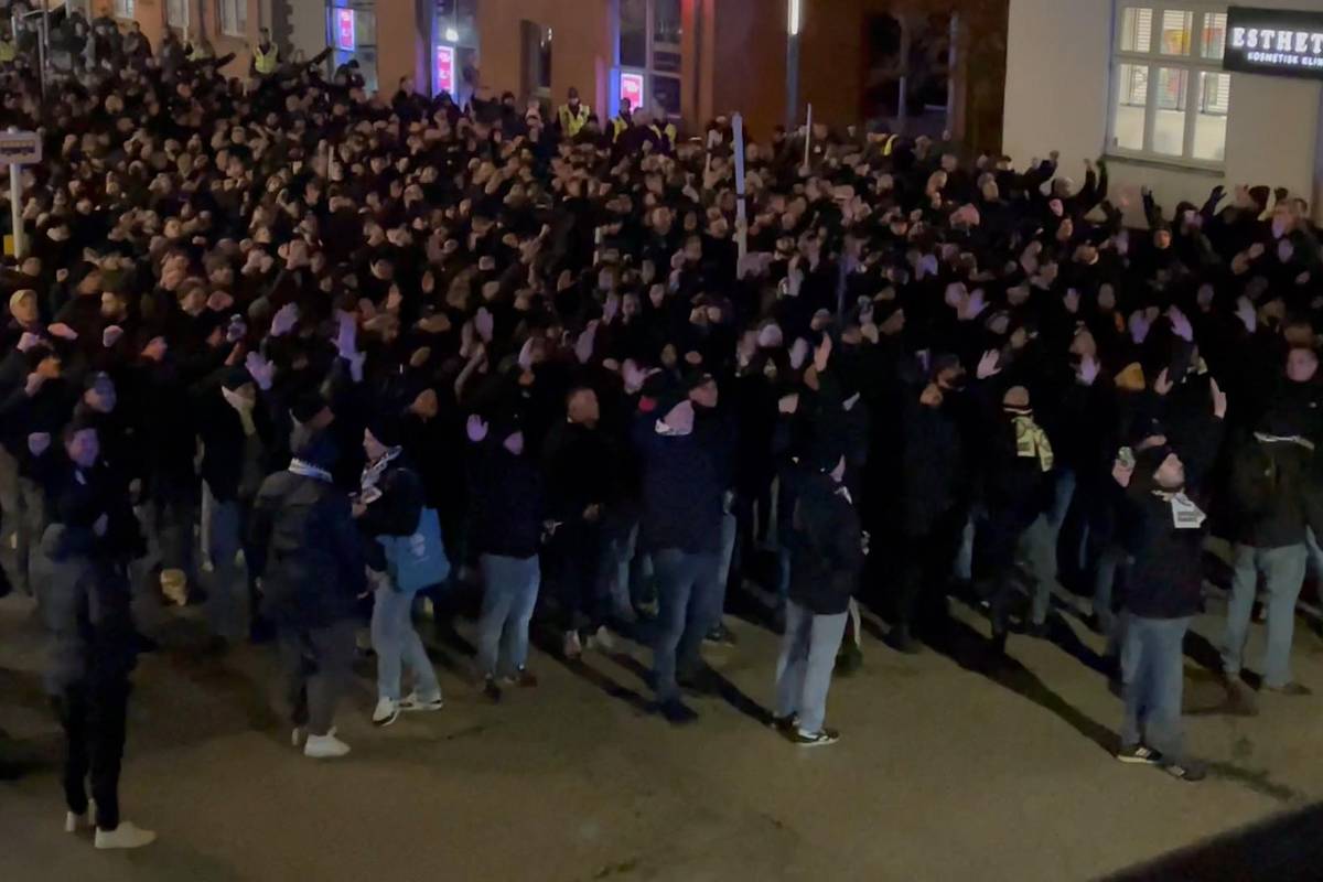 Rund 1000 Fans von Eintracht Frankfurt sind zum Spiel gegen den FC Midtjylland gereist und beeindrucken mit einem Fanmarsch.