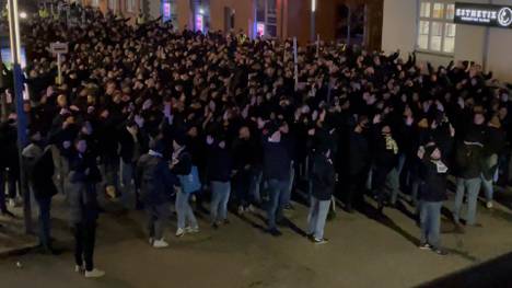 Rund 1000 Fans von Eintracht Frankfurt sind zum Spiel gegen den FC Midtjylland gereist und beeindrucken mit einem Fanmarsch.