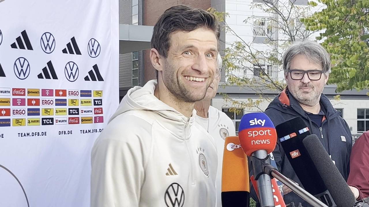 DFB-Team: Thomas Müller muss Englisch reden - und foppt Pressesprecher
