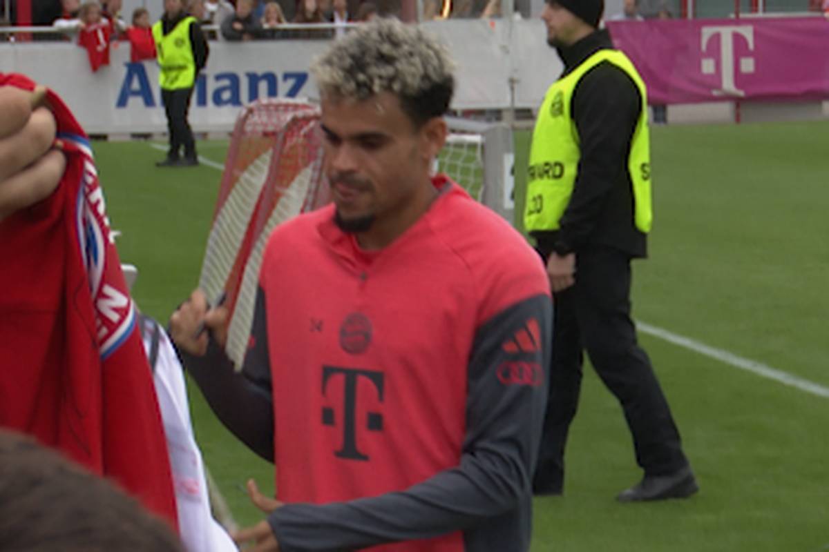 Beim ersten öffentlichen Training des FC Bayern München in der neuen Saison fällt besonders Neuzugang Luis Díaz auf - im Anschluss ist der Fan-Andrang riesig.