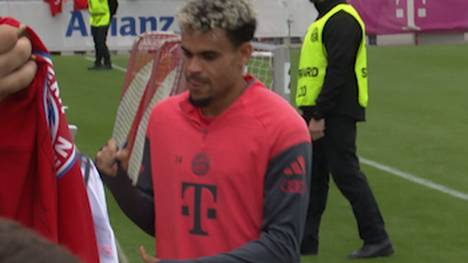 Beim ersten öffentlichen Training des FC Bayern München in der neuen Saison fällt besonders Neuzugang Luis Díaz auf - im Anschluss ist der Fan-Andrang riesig.
