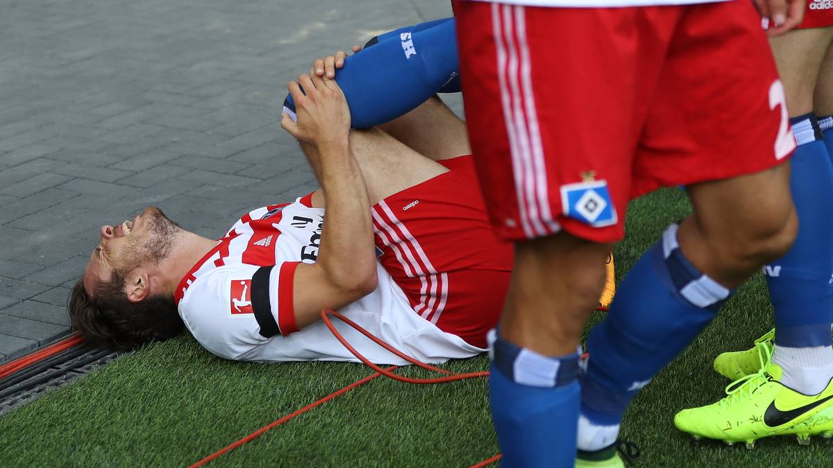 Dann liegt Hamburgs Nicolai Müller am Boden. Jedoch nicht wegen eines Fouls
