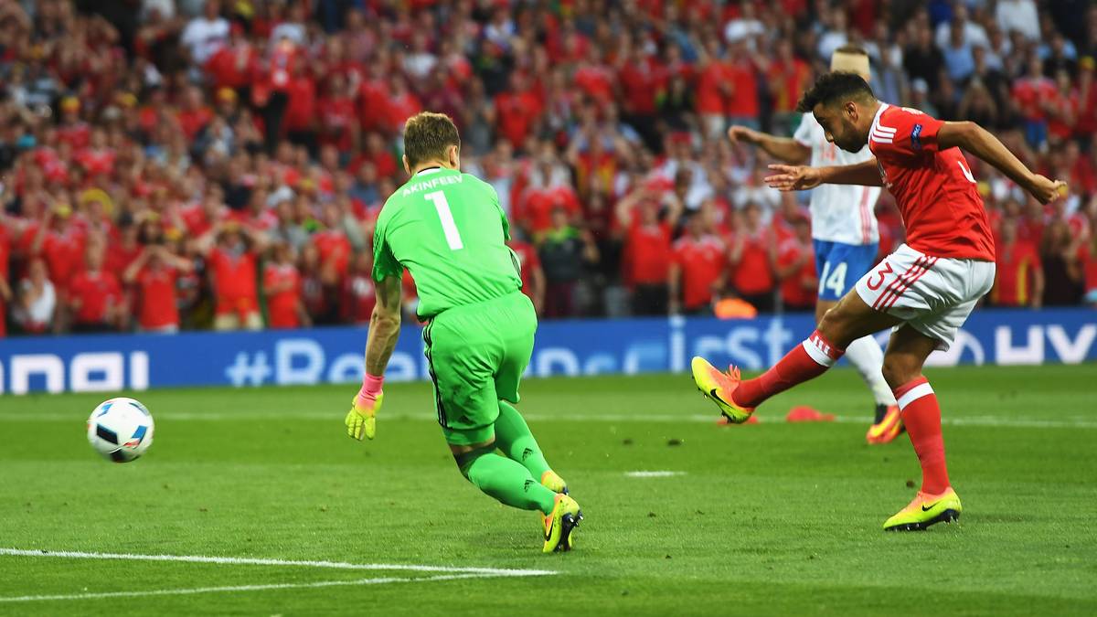 Und Wales legt eindrucksvoll nach: Neil Taylor erhöht nach 20 Minuten auf 2:0