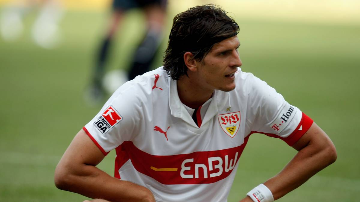 MARIO GOMEZ: Als Mario Gomez mit einer "dämlichen" Verletzung Schlagzeilen macht, ist der Stürmer noch in seiner ersten Zeit beim VfB Stuttgart. Gomez ist so enttäuscht über seine Innenbandverletzung im Knie, dass er bei der Untersuchung der Ärzte auf dem Feld aus Frust in den Medizinkoffer schlägt. Diagnose: Handbruch
