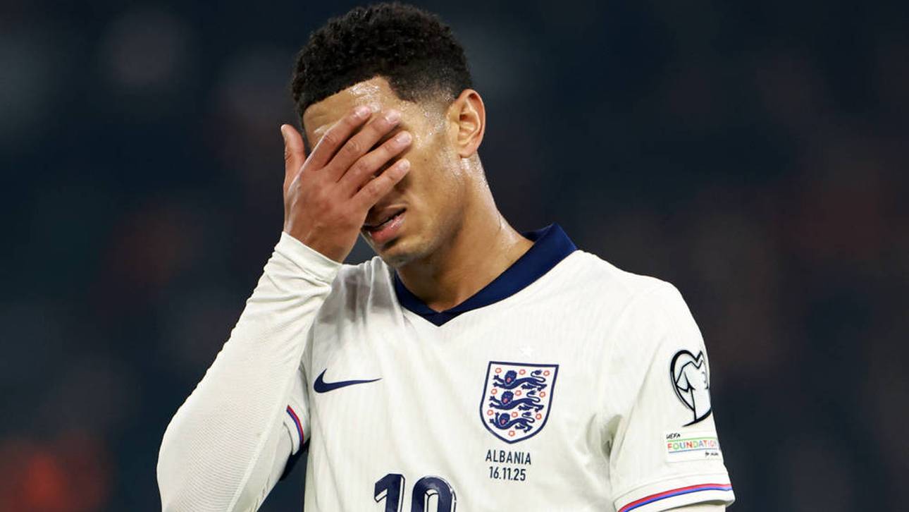 Jude Bellingham hält sich die Hand vors Gesicht