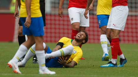 Brasiliens Neymar wurde im Spiel gegen Österreich oft hart angegangen 