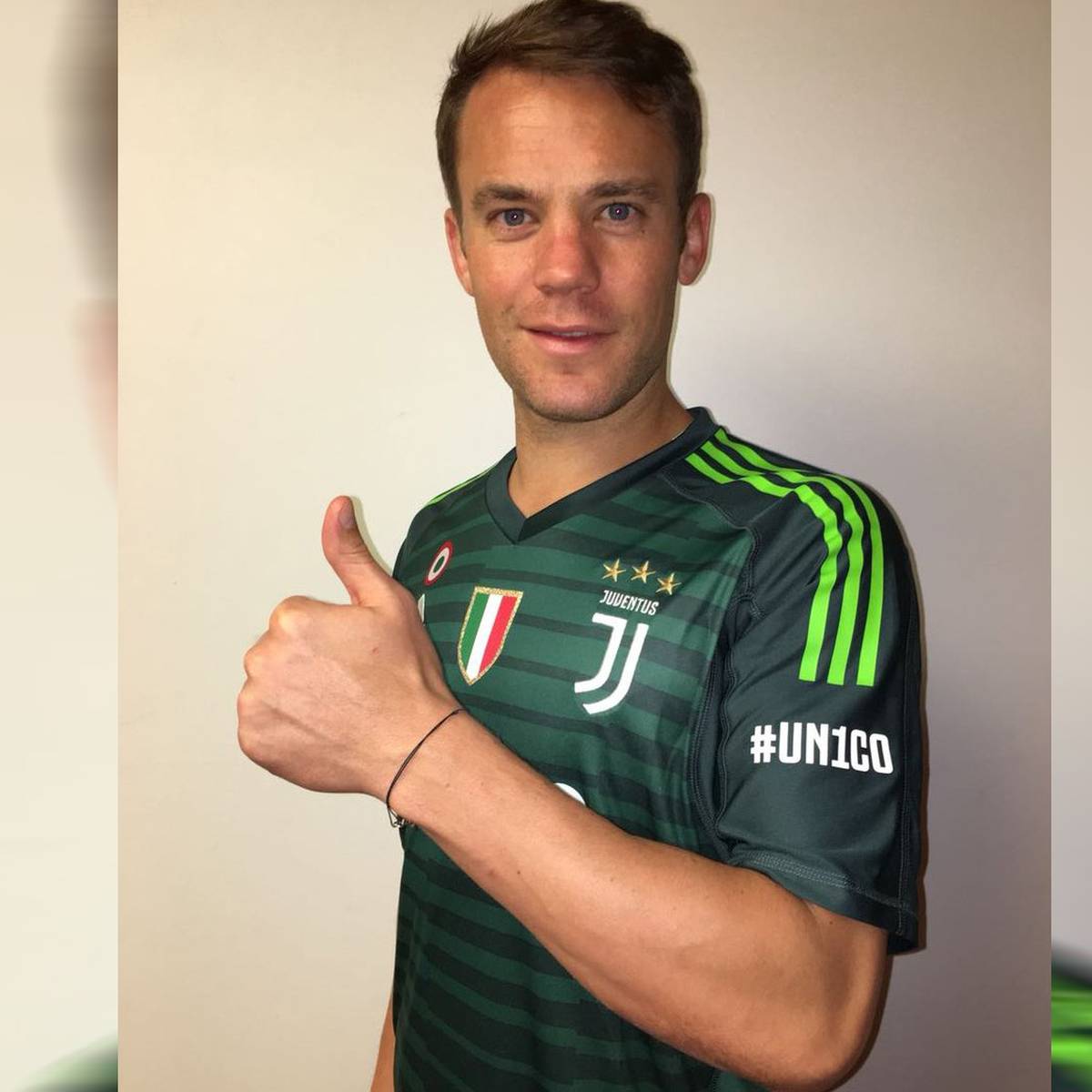 Fc Bayern Munchen Manuel Neuer Posiert Im Juventus Turin Trikot