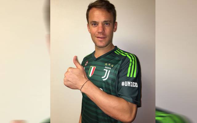 Fc Bayern Munchen Manuel Neuer Posiert Im Juventus Turin Trikot