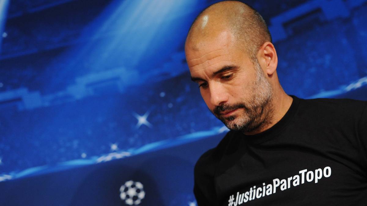 20. April 2015: Guardiola trägt während der  Abschlusspressekonferenz in der Allianz Arena ein T-Shirt mit der Aufschrift «#JusticiaParaTopo». Der #JusticiaParaTopo erinnert an den argentinischen Journalisten Jorge «Topo» Lopez, der während der Fußball-WM 2014 in Brasilien bei einem Autounfall ums Leben kam