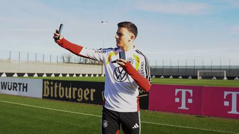 Said El Mala wird nach seiner Abreise von der A-Nationalmannschaft mit der silbernen Fritz-Walter Medaille ausgezeichnet.