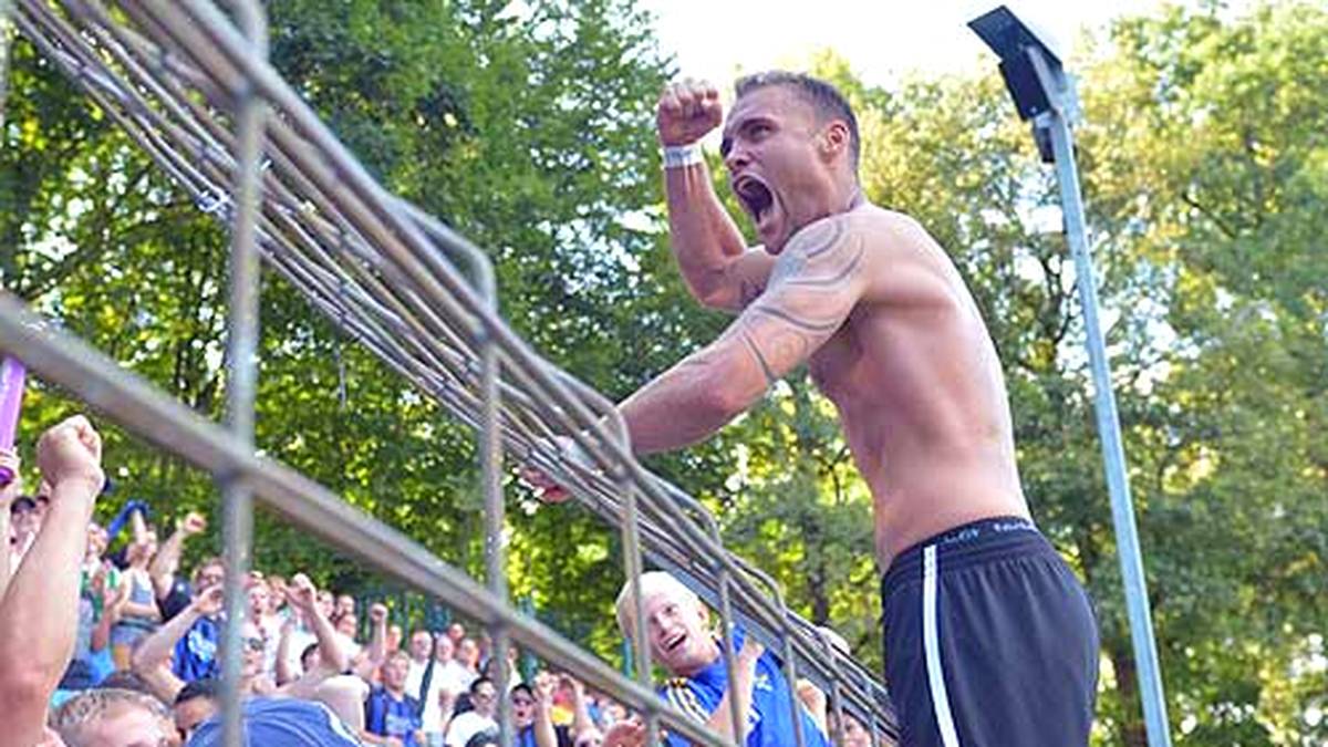 Ein Elfmeter in der Schlussminute bringt die Entscheidung und beschert den Wiedenbrückern einen dramatischen 1:0-Erfolg über den Bundesliga-Absteiger. Stürmer Sebastian Sumelka ist dem Himmel ganz nah