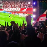 Georgien fährt erstmals in der Geschichte zur Fußball-EM. Nach dem Wunder werden die Spieler zu Nationalhelden, der Regierungschef nominiert die Profis zum Verdienstorden. Das Land befindet sich im Ausnahmezustand.