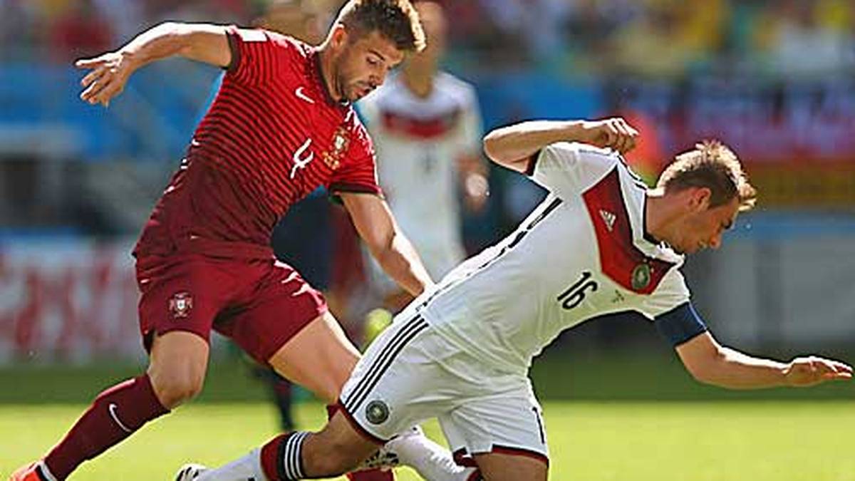 Vor der WM 2014 fordert Lahm, dass er dort im defensiven Mittelfeld aufläuft. Beim ersten Spiel gegen Portugal nimmt er genau diese Position ein. Joachim Löw muss improvisieren und spielt mit vier Innenverteidigern in der Abwehr